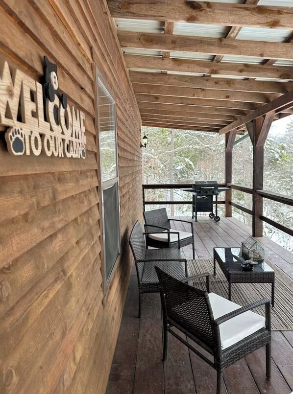 Outdoor dining - #1 - Cozy cabin in the Ozark Mountains, giant spa tub, romantic and peaceful!! (Eureka Springs)