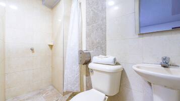 Habitación doble Deluxe | Baño | Regadera, amenidades de baño de diseñador, toallas, jabón