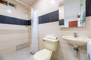 Shower, designer toiletries, towels, soap - Hotel Nuevo Yalu (Barranquilla)