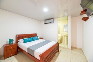 Deluxe Double Room | Hypo-allergenic bedding, free WiFi, bed sheets - Hotel Nuevo Yalu (Barranquilla)