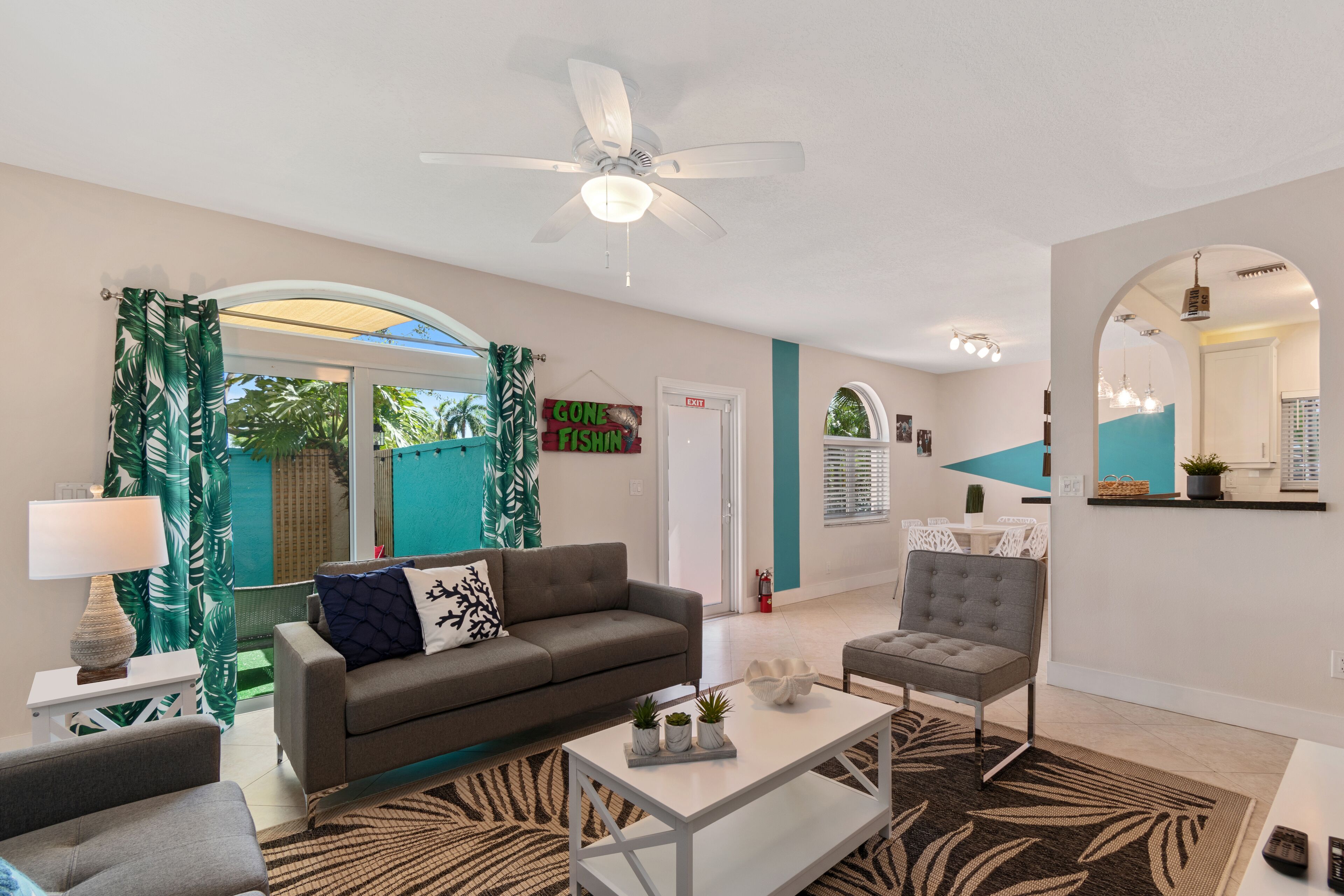 Charming Gem★ 1 block from downtown★ private patio