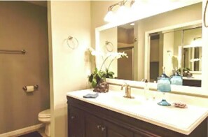 シャワー、ヘアドライヤー、タオル、石鹸