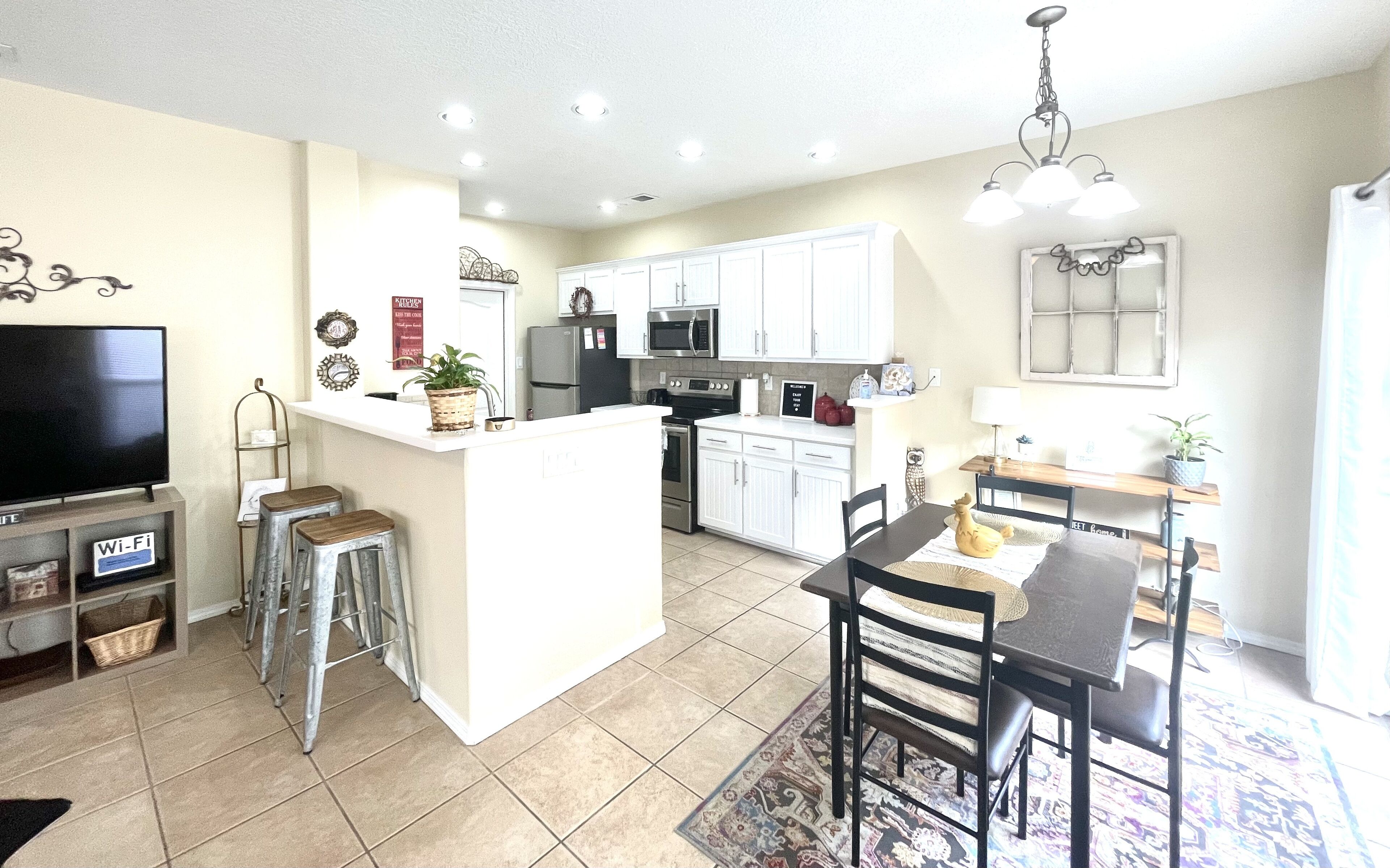 *New Listing* 3 BR townhouse with patio & garage- convenient location