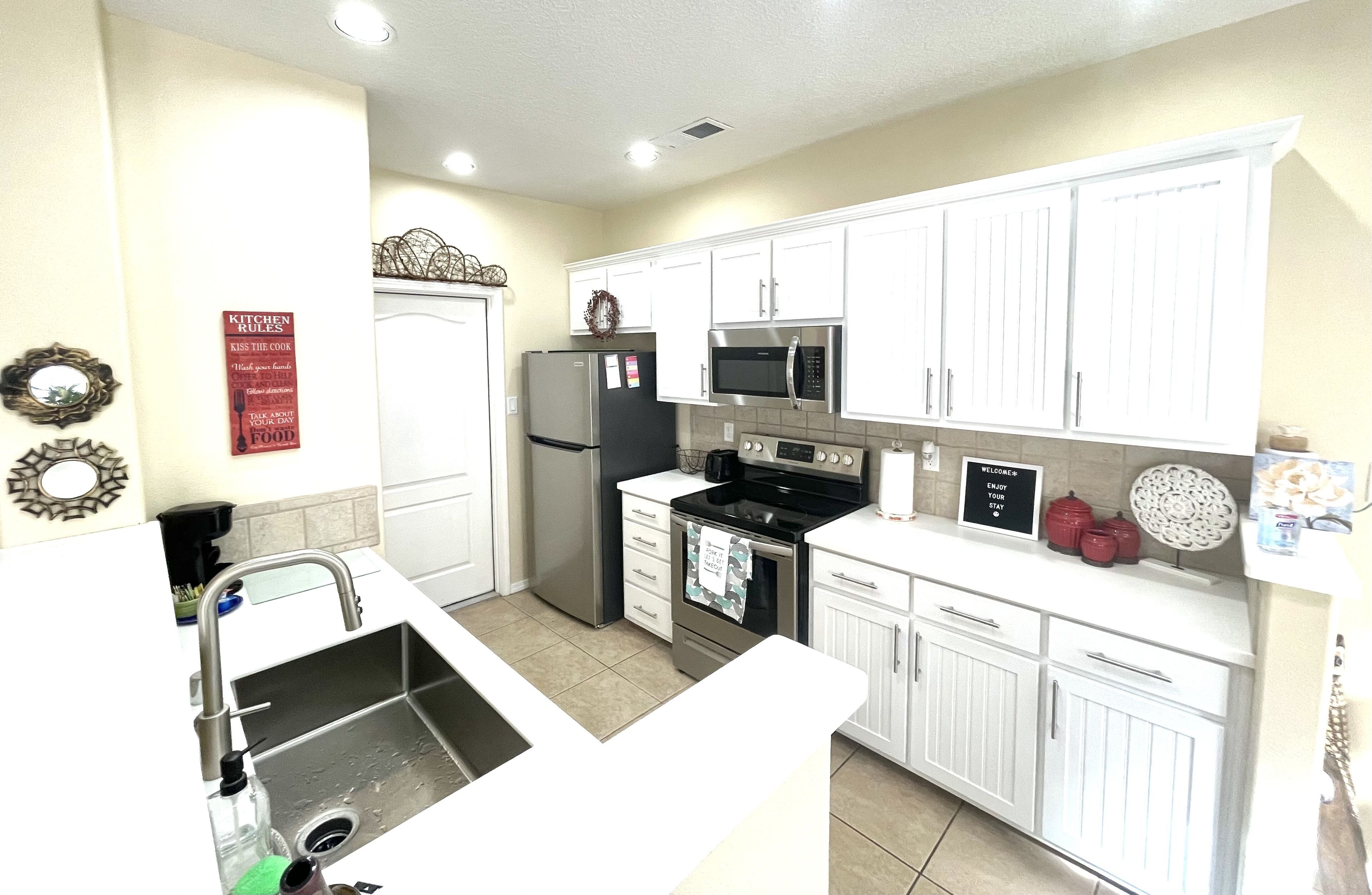 *New Listing* 3 BR townhouse with patio & garage- convenient location