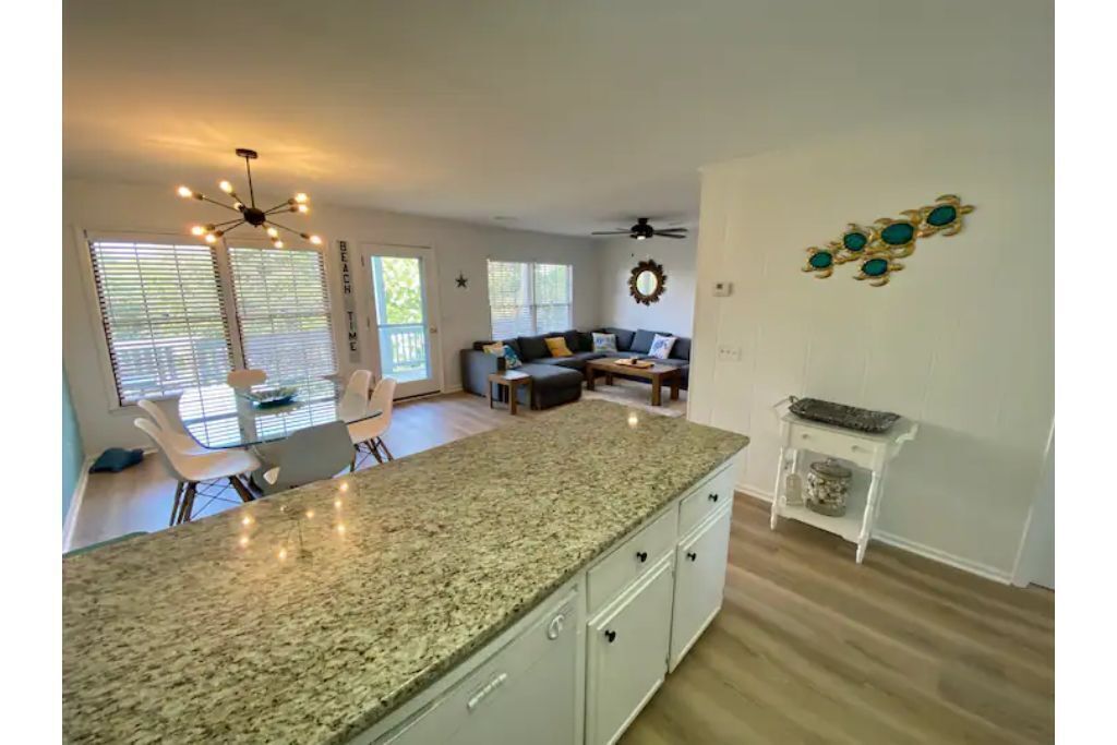 Spacious & Bright, Newly Furnished, 2-3min walk to the Beach