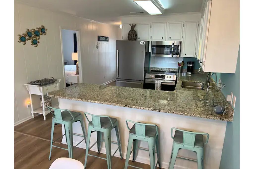 Spacious & Bright, Newly Furnished, 2-3min walk to the Beach