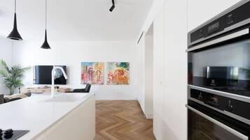 Kühlschrank, Mikrowelle, Ofen, Herdplatte