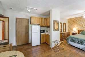 5 bedrooms, desk, iron/ironing board, travel cot - Expansive Angel Fire Home w/ Indoor Hot Tub! (Angel Fire)