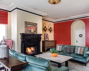 Lobby sitting area - Hotel Carlton (San Francisco)