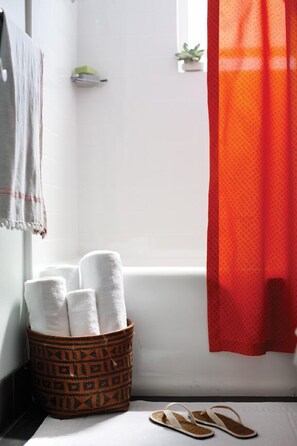 Free toiletries, hair dryer, towels, soap - Hotel Carlton (San Francisco)