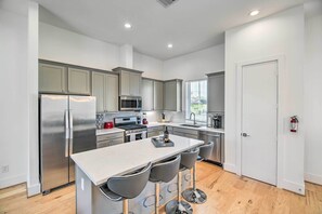 Réfrigérateur, micro-ondes, plaque de cuisson, lave-vaisselle