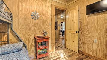 2 bedrooms, desk, iron/ironing board, internet
