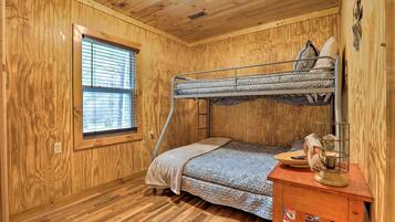 2 bedrooms, desk, iron/ironing board, internet