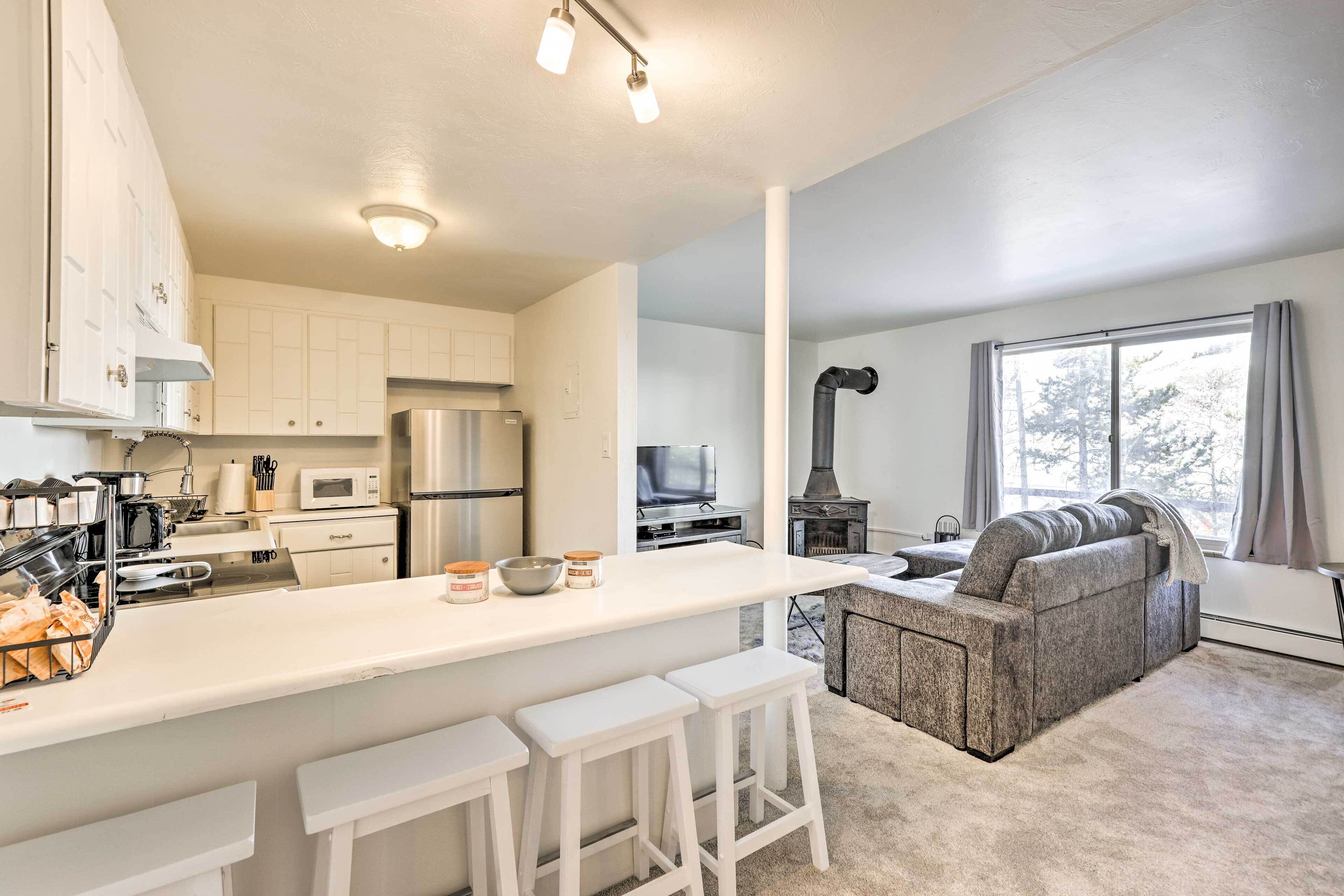 Fridge, microwave, stovetop, dishwasher