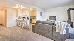 Un appartement moderne comprenant une cuisine, un coin repas et un salon.