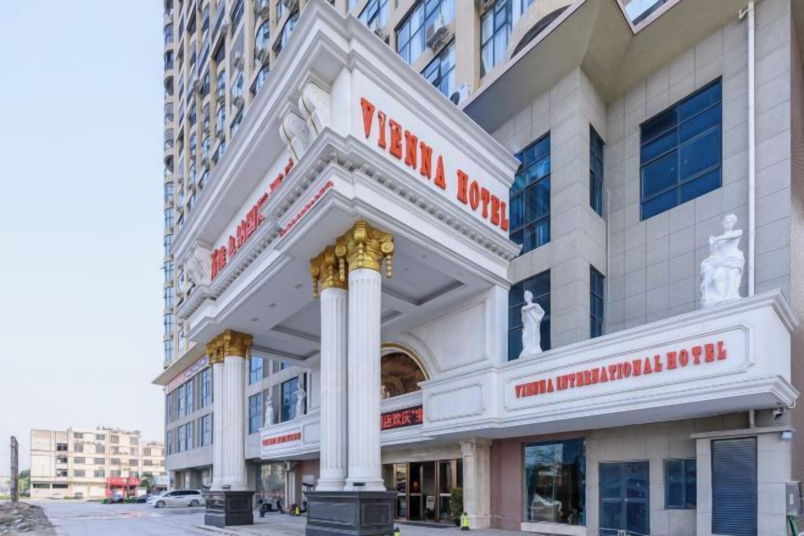 Edificio de un hotel en Viena con arquitectura clásica, incluyendo columnas y estatuas.