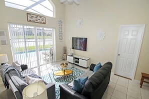 TV a schermo piatto, lettore DVD, tavolo da calcetto