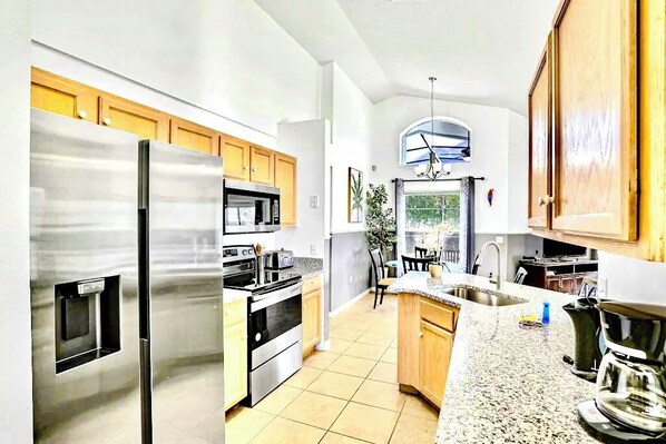 Refrigerador, microondas, horno y parrilla de estufa 