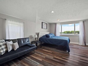 3 habitaciones, tabla de planchar con plancha, cuna de viaje y wifi