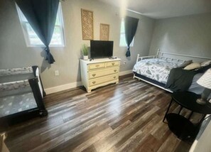 3 habitaciones, tabla de planchar con plancha, cuna de viaje y wifi 