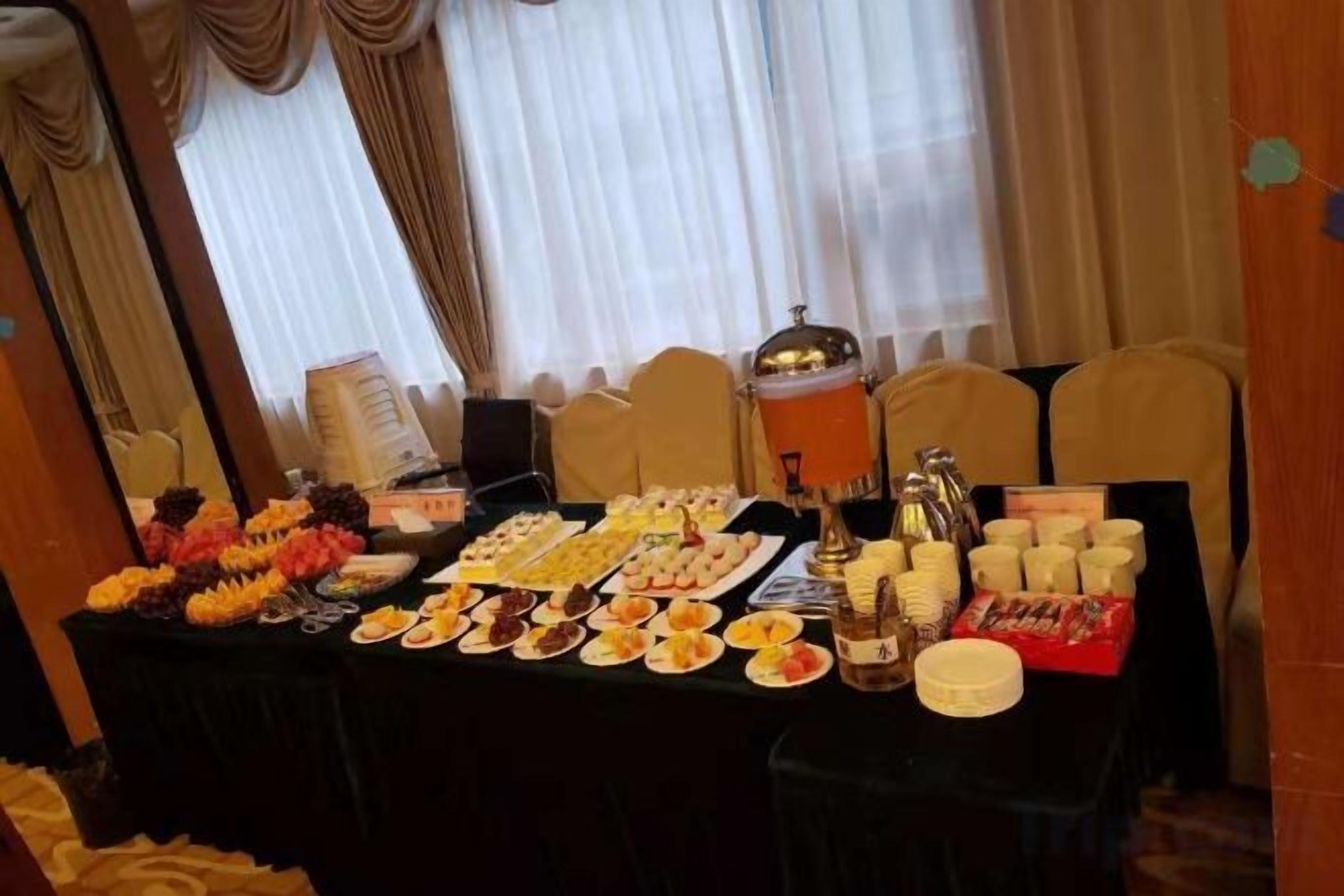 Une table de buffet proposant divers plats et un coin café.
