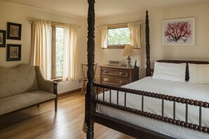 4 bedrooms, internet, bed sheets - Seaside Serenity: Charming Retreat Steps from Parsons Beach (Kennebunk)