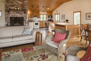 Living area - Seaside Serenity: Charming Retreat Steps from Parsons Beach (Kennebunk)