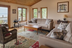 Living area - Seaside Serenity: Charming Retreat Steps from Parsons Beach (Kennebunk)