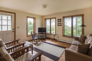 Living area - Seaside Serenity: Charming Retreat Steps from Parsons Beach (Kennebunk)