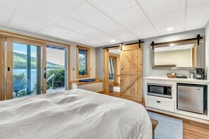 5 bedrooms, internet - Moose Pond Retreat: Serene Lakeside Sanctuary with Private Dock (Bridgton)