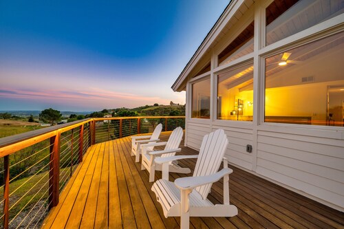 7-acre Wine Country Ranch, Sweeping Views, Close to Downtown!
