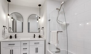 Badekar, hårføner, håndklær og såpe