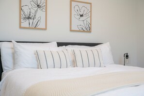 5 bedrooms, desk, iron/ironing board, travel cot