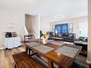 Dining - Large Renovated 4 Bedroom! Only 7 Mins to Downtown (Cleveland)