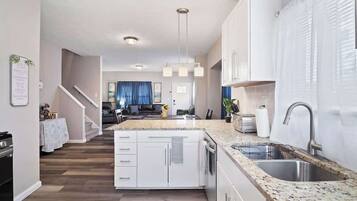 Réfrigérateur, four à micro-ondes, un four, surface de cuisson