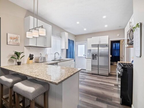 Large Remodeled 4 Bedroom! Only 7 Minutes to Downtown!