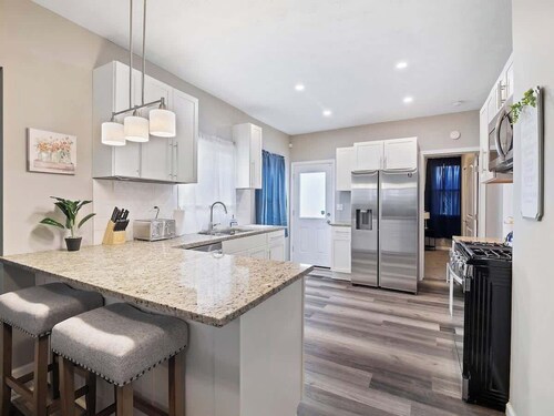 Large Renovated 4 Bedroom! Only 7 Mins to Downtown