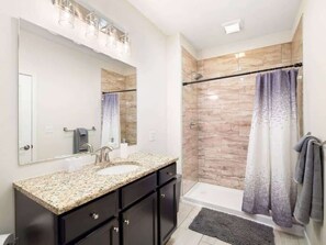 Hair dryer - Large Renovated 4 Bedroom! Only 7 Mins to Downtown (Cleveland)