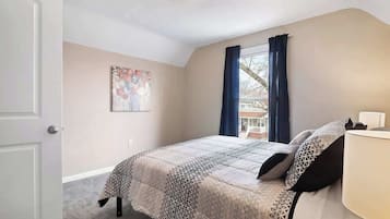 4 chambres, fer et planche à repasser, lit de bébé portatif, Wi-Fi