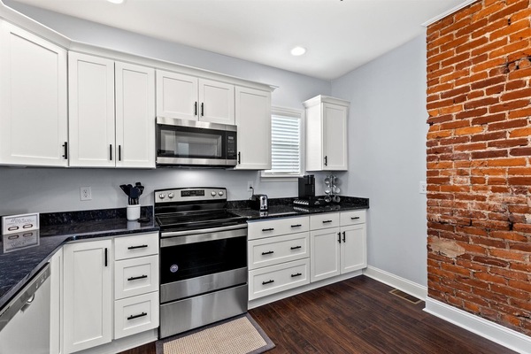 Jääkaappi, mikroaaltouuni, uuni, liesi