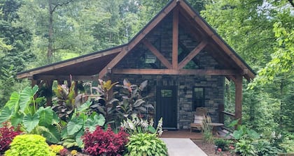 Cabin Retreat on quiet back road in Amish Country with hot tub