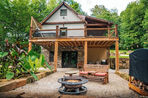 Cabin Retreat on quiet back road in Amish Country