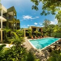 Una piscina al aire libre