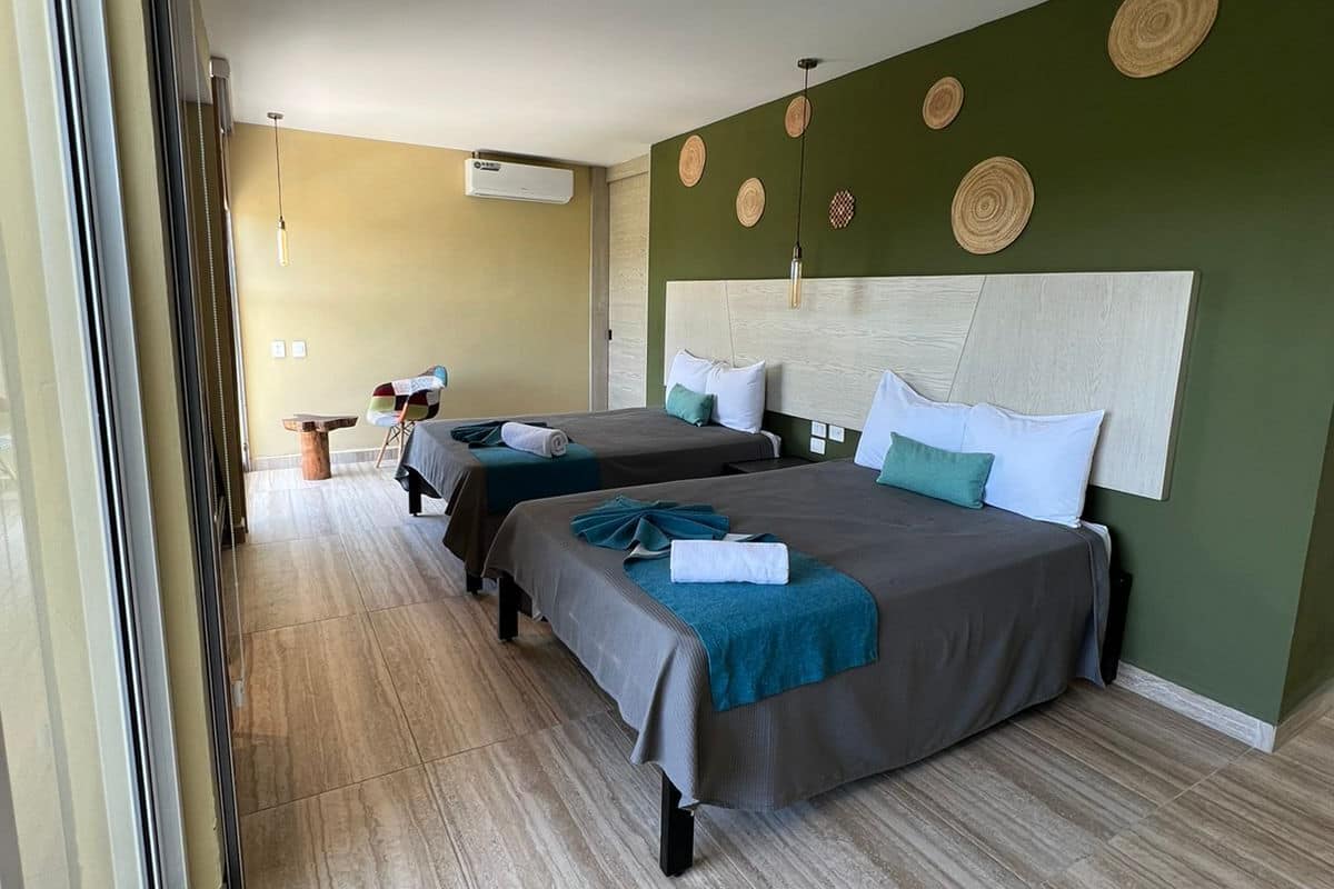 Standard Quadruple Room | Peti besi dalam bilik, meja, ruang kerja komputer riba