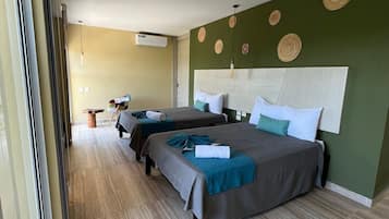 Standardværelse til 4 personer | Pengeskab på værelset, skrivebord, arbejdsområde til bærbare computere