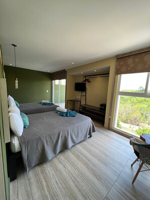 Caja de seguridad en la habitación y escritorio 