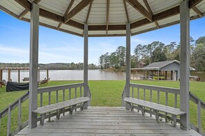 Terrace/patio - 3 bedroom lake front cabin, kayaks, fire pit and more! (Andalusia)