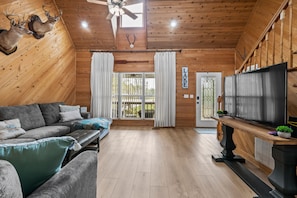 Smart TV, video games, books - 3 bedroom lake front cabin, kayaks, fire pit and more! (Andalusia)
