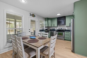 Dining - 3 bedroom lake front cabin, kayaks, fire pit and more! (Andalusia)
