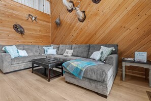 Smart TV, video games, books - 3 bedroom lake front cabin, kayaks, fire pit and more! (Andalusia)